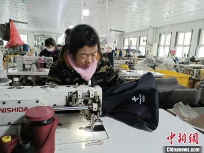十万冬奥情缘 冬奥抽绳包与河北魏县扶贫微工厂的文化扶贫交响